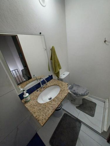 Um quarto com banheiro privativo in シダーデ アデマル