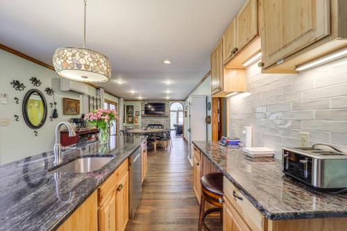 Private Blue Ridge Retreat Hot Tub and Pool Table! - image 13