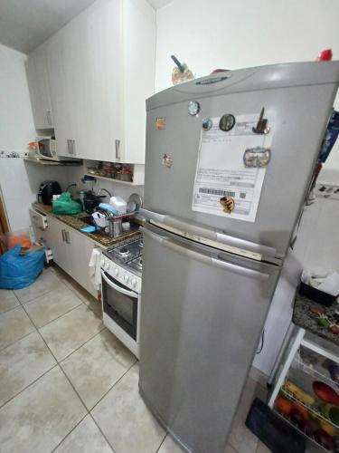 Um quarto com banheiro privativo in シダーデ アデマル