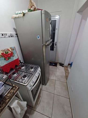 Um quarto com banheiro privativo in シダーデ アデマル