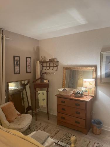 Central double room with separate full bathroom in Hesdin