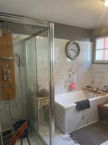 Central double room with separate full bathroom in Hesdin