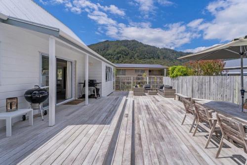 Hosts on the Coast Relax on Beaumont