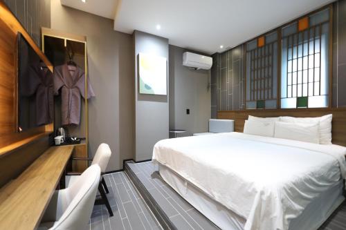 1 queen bed
