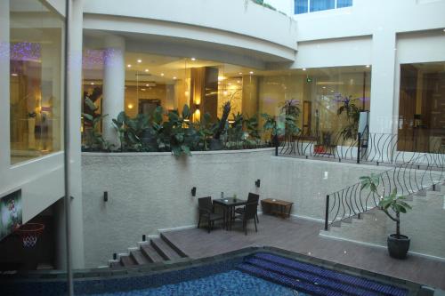 游泳池, 日惹卡文頓酒店 - 特里塔瑪住宿 (Cavinton Hotel Yogyakarta by Tritama Hospitality) in 日惹