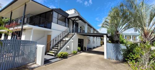 ทัศนียภาพภายนอกโรงแรม, โรงแรมทาวเวอร์ คอร์ท (Tower Court Motel) in อ่าวเฮอร์วี่