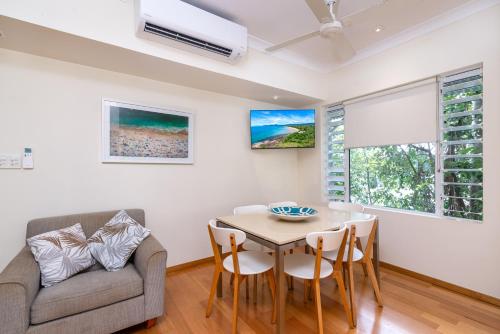One-Bedroom Apartment with Pool View image 7
