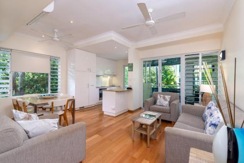 One-Bedroom Apartment with Pool View image 8