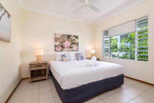 One-Bedroom Apartment with Pool View image 6