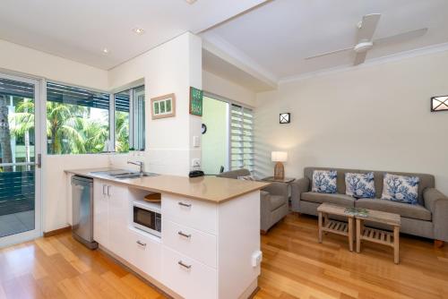 One-Bedroom Apartment with Pool View image 4