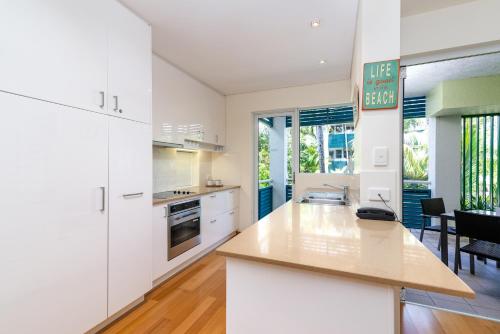 One-Bedroom Apartment with Pool View image 1