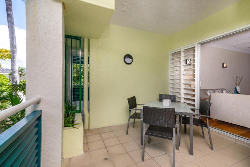 One-Bedroom Apartment with Pool View image 2