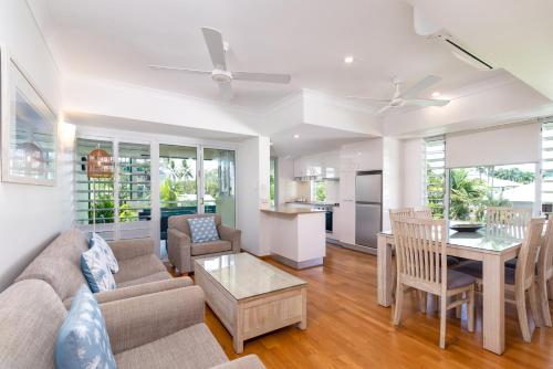 Two-Bedroom Apartment with 2 Bathrooms and Pool View image 7