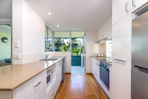 Two-Bedroom Apartment with 2 Bathrooms and Pool View image 6