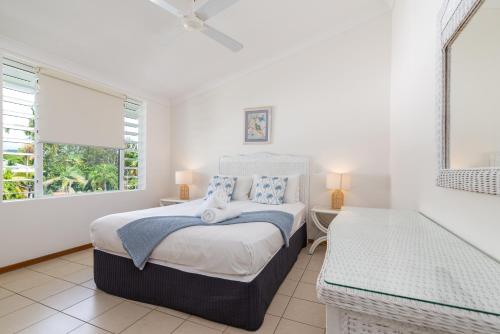 Two-Bedroom Apartment with 2 Bathrooms and Pool View image 3