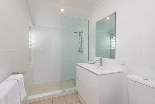 Two-Bedroom Apartment with 2 Bathrooms and Pool View image 1