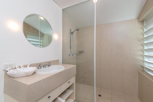 Two-Bedroom Apartment with 2 Bathrooms and Pool View image 2