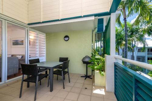 One-Bedroom Apartment with Pool View image 9