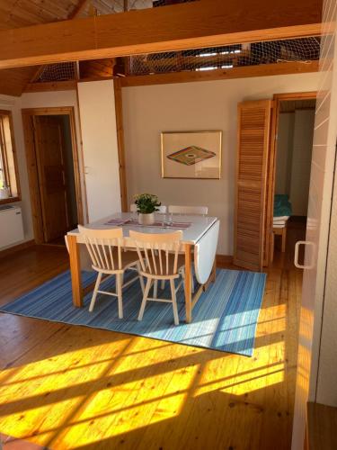 Stuga med sjöutsikt (Stuga med sjoutsikt) in Alšulta