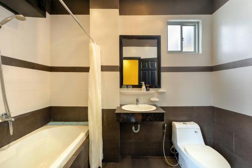Deluxe Double or Twin Room image 2