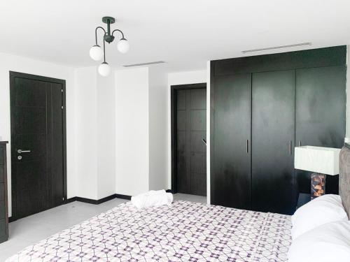 Depa en Bellini, frente al the point