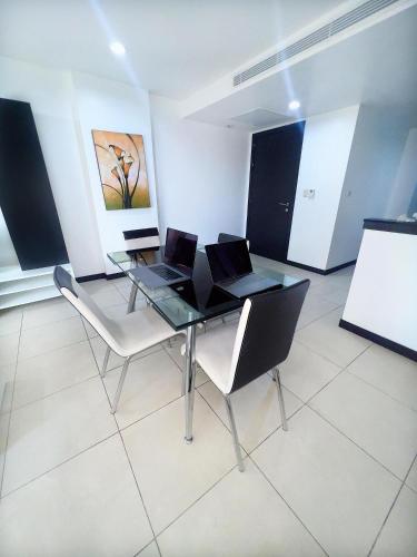 Depa en Bellini, frente al the point