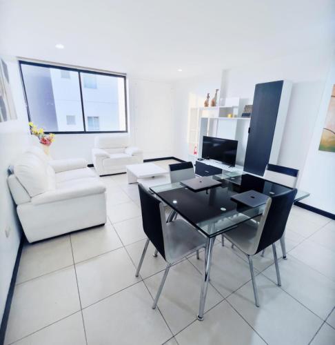 Depa en Bellini, frente al the point