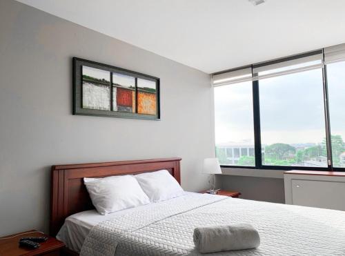 Depa en Bellini, frente al the point