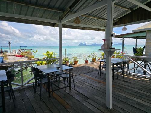 Restauracja, Bigfin water bungalow in Pulau Bum Bum