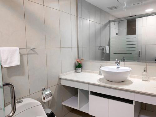 Depa en Bellini, frente al the point