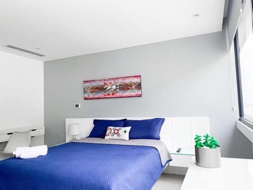 Depa en Bellini, frente al the point