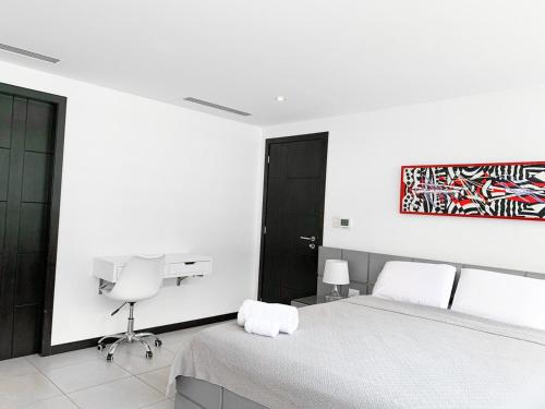 Depa en Bellini, frente al the point