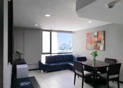 Depa en Bellini, frente al the point