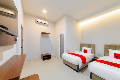 RedDoorz Plus Near Kebun Raya Bogor