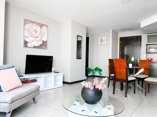 Depa en Bellini, frente al the point