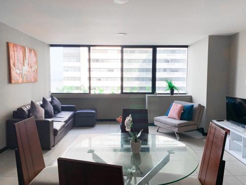 Depa en Bellini, frente al the point