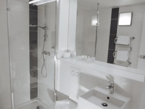 Bathroom, Hotel Pavillon des Gatines in Plaisir