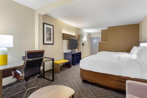 Comfort Suites Hanes Mall - image 13