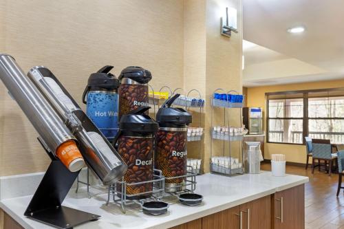 Comfort Suites Hanes Mall - image 3