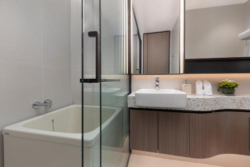 Studio Deluxe Twin image 1