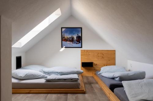 5 twin beds
