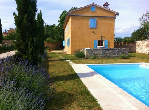  Holiday home Hedera in 52342 Svetvinčenat