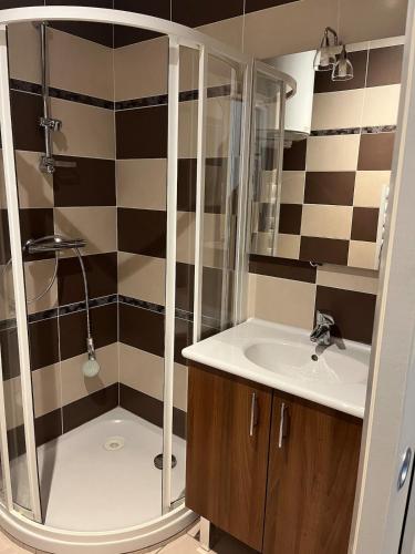 CHARMANT Studio 100 M Gare CHARMANT Studio 100 M Gare