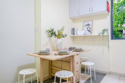 CBD 3br apt for 8 guests near Train & Shopping