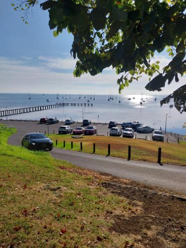 A környék, Dreamy Escape Where Romance Blossoms & Pets Play in Észak-Geelong