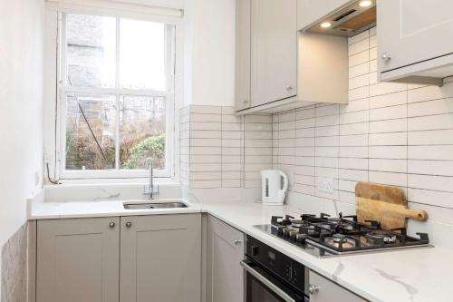 JOIVY Spacious 2-Bedroom Ground Floor Flat - image 14