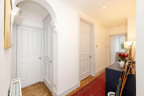 JOIVY Spacious 2-Bedroom Ground Floor Flat - image 8