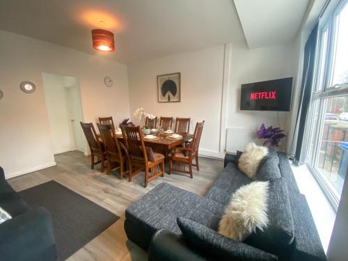 5 bedroom Luxury Townhouse near City Centre, sleep 16