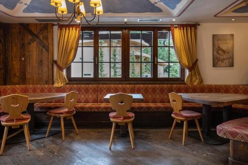 Golf Hotel - image 12