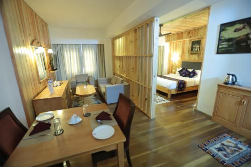 Executive Suite image 5